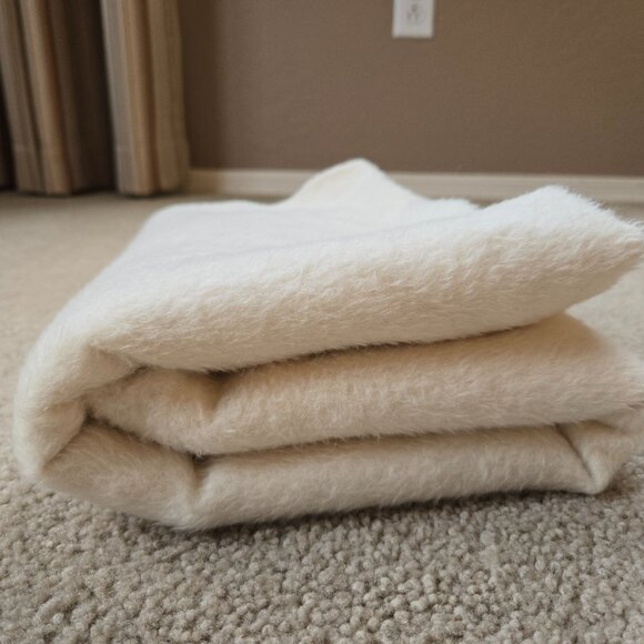 Kuna Baby Alpaca & Wool FUZZY FURRY Wrap - Picture 13 of 15